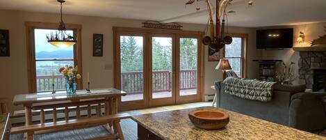 智能電視、壁爐、DVD 播放機