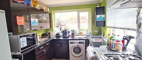 Geladeira, micro-ondas (mediante solicitação), lava-louças