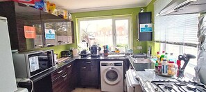 Kjøleskap, mikrobølgeovn (på forespørsel) og oppvaskmaskin