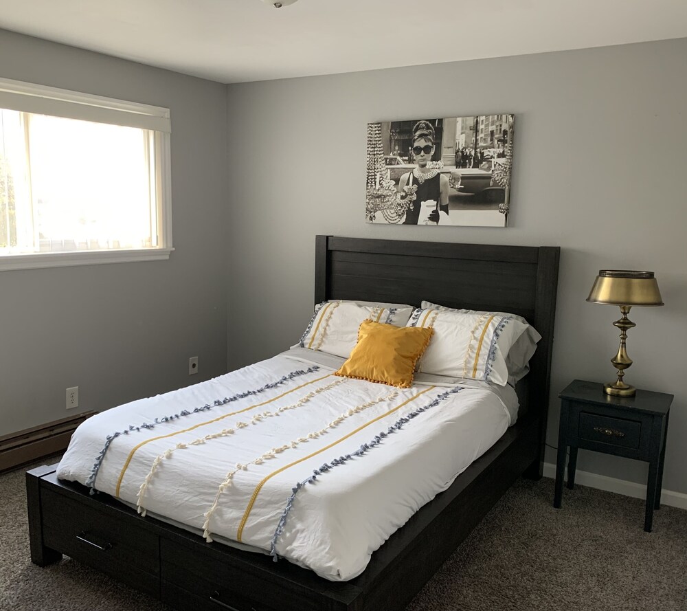 Charming 2 bedroom Townhouse close to Airport and Downtown Burien Vrbo