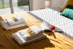 2 slaapkamers, een strijkplank/strijkijzer, reisbedje, gratis wifi