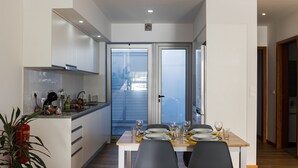 A modern kitchen with a dining area. - Santa Bárbara Sunset 27 C (Santa Bárbara)