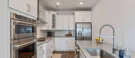 Fridge, cookware/dishes/utensils