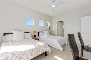 4 habitaciones, escritorio, tabla de planchar con plancha y wifi