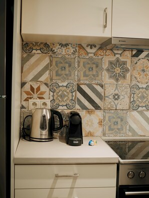 Refrigerador, horno, cafetera expreso, tostadora