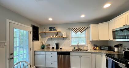 Cozy Cottage located within minutes of Air Station and Beach - Dogs are Welcome!