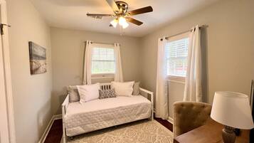 3 habitaciones, escritorio, tabla de planchar con plancha y wifi gratis