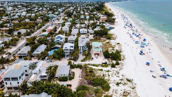 Zona residencial costera con casas y una playa.