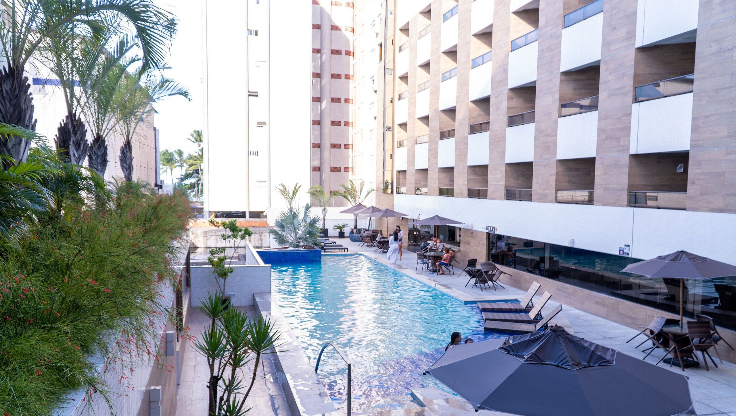 Una piscina al aire libre