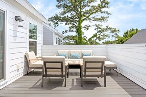 Terrace/patio - Bridge View - Spacious Luxury Home w/ Rooftop Deck (Mount Pleasant)