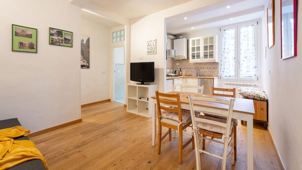 A modern apartment with a dining area, kitchen, and living space. - Appartamento Ariento (Florence)