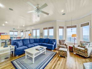 House, 4 Bedrooms | Living area | Smart TV