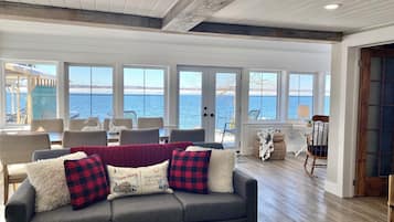 Smart TV, fireplace, stereo