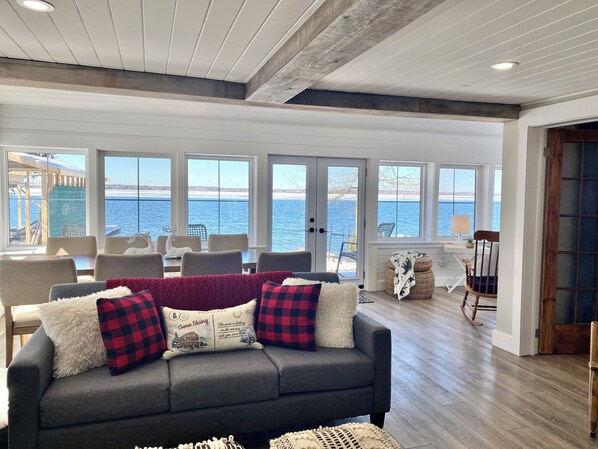 Smart-TV, Kamin, Stereoanlage