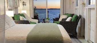 Sleigh the Holidays! Entire Lakefront Cottage for a week over Xmas or NYE!