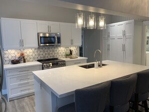 KĂŒhlschrank, Mikrowelle, Ofen, Herdplatte