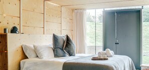 6 bedrooms, desk, iron/ironing board, travel cot