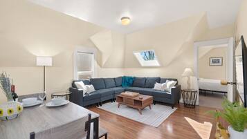 Appartement, 2 grands lits, patio, vue jardin (118 Whitcomb - Unit B (upper)) | Coin séjour