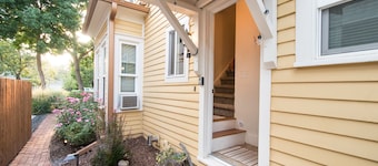 Cozy Victorian Cottage in the Heart of Old Town!