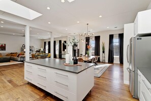 Casa, várias camas, varanda, vista para o jardim (240 Old Firehouse Alley*) | Cozinha privada | Geladeira, micro-ondas, fogão, cooktop