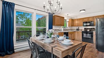 House, Multiple Beds, Patio, Garden View (Minuteman Dr) | Private kitchen | Fridge, microwave, oven, stovetop
