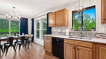Casa, varias camas, patio, vistas al jardín (3420 Minuteman Dr.) | Cocina privada | Frigorífico, microondas, horno y placa de cocina