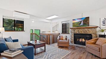 House, Multiple Beds, Patio, Garden View (3420 Minuteman Dr.) | Living area | 40-inch TV with digital channels, MP3 dock