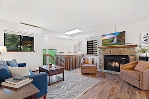 Maison, plusieurs lits, patio, vue jardin (3420 Minuteman Dr.) | Coin séjour | Télévision de 40 pouces avec chaînes numériques, station d'accueil MP3