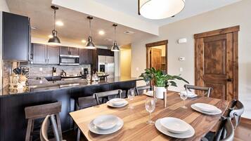 Resortwoning, Meerdere bedden, keuken, uitzicht op tuin (850 Baum St. (Unit C)) | Dineren