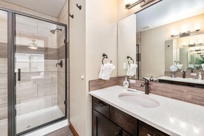 Townhome, Multiple Beds, Kitchen, Garden View (850 Baum St. (Unit C)) | Bathroom - Spectacular Townhome Near Breweries and River District! (Fort Collins)
