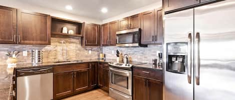 Townhome, Multiple Beds, Kitchen, Garden View (850 Baum St. (Unit C)) | Private kitchen | Fridge, microwave, oven, stovetop