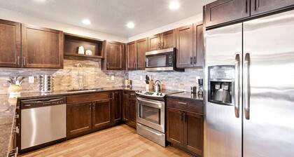 Spectacular Townhome Near Breweries and River District!