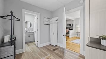 Ferienhaus, Mehrere Betten, Whirlpool, Gartenblick (803 E Mulberry St.) | Innenbereich