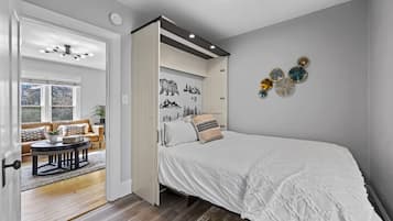 House, Multiple Beds, Hot Tub, Garden View (803 E Mulberry St.) | 3 bedrooms, free WiFi, bed sheets