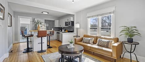 House, Multiple Beds, Hot Tub, Garden View (803 E Mulberry St.) | Living area | 40-inch TV with digital channels