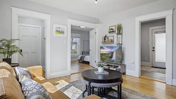 Casa, diversos llits, banyera d'hidromassatge, vistes al jardí (803 E Mulberry St.) | Sala d'estar | Televisor de 40 polzades amb canals digitals