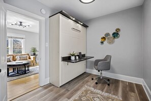 Huis, meerdere bedden, hot tub, uitzicht op tuin (803 E Mulberry St.) | Interieur