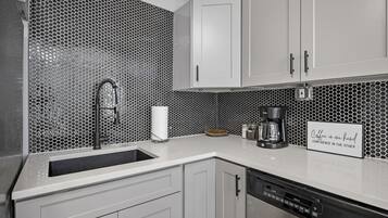 House, Multiple Beds, Hot Tub, Garden View (803 E Mulberry St.) | Private kitchen | Fridge, microwave, oven, stovetop