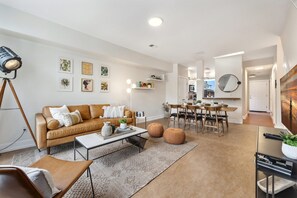 Maison, Plusieurs lits, cuisine, vue sur le jardin (802 Heschel St. (Unit B)) | Aire de séjour | Téléviseur à écran plat de 50 po avec télévision numérique, téléviseur