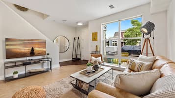Ferienhaus, Mehrere Betten, Küche, Gartenblick (802 Heschel St. (Unit B)) | Wohnbereich | 50-Zoll-Flachbildfernseher mit Digitalempfang, Fernseher