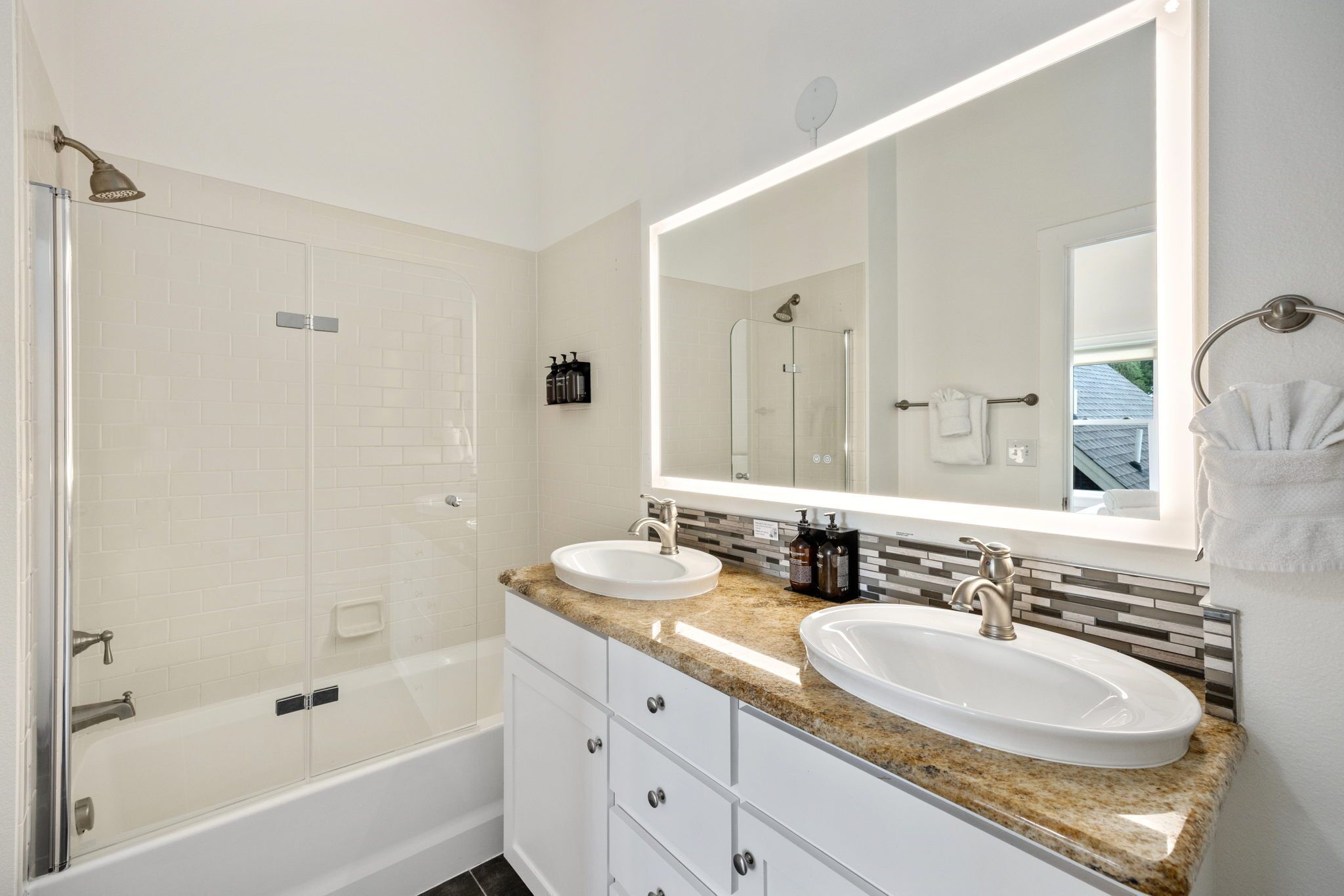 Maison, plusieurs lits, cuisine, vue jardin (802 Heschel St. (Unit B)) | Salle de bain