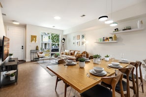 Hus - flera sängar - kök - utsikt mot trädgården (802 Heschel St. (Unit B)) | Restauranger