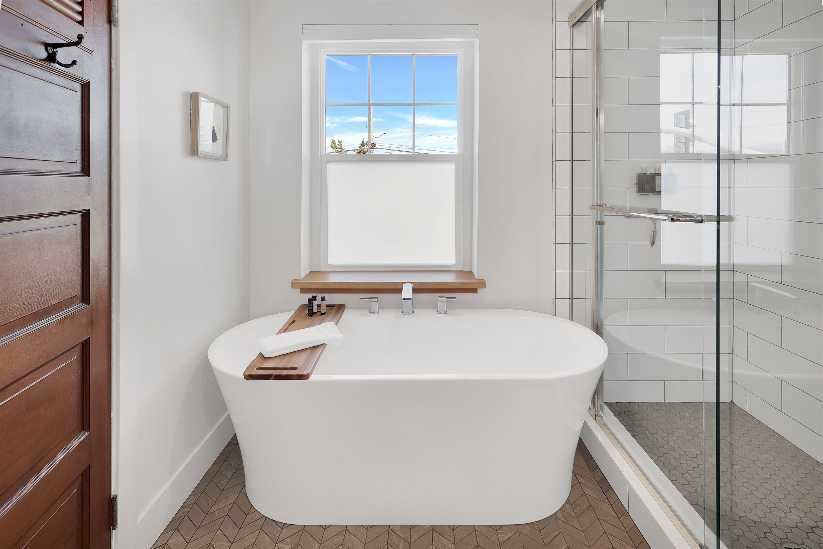 Combined shower/bathtub, bidet, towels