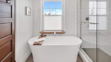 Combined shower/bathtub, bidet, towels