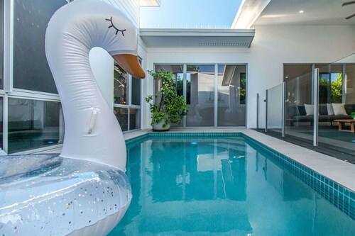 Luxurious City Sanctuary with Private Pool – Perfect for Family Getaways in Cairns