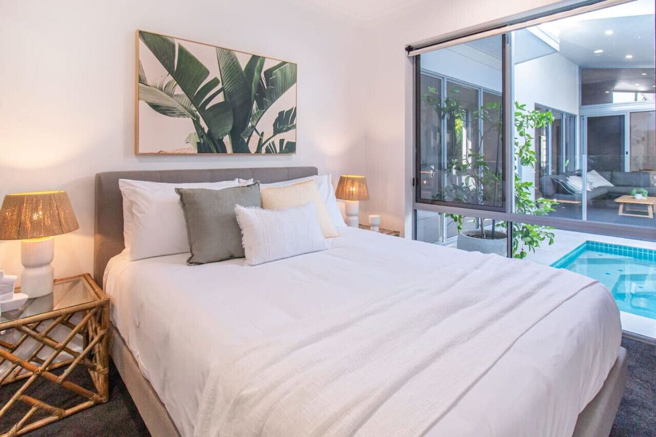 4 chambres, bureau, fer et planche à repasser, lit parapluie