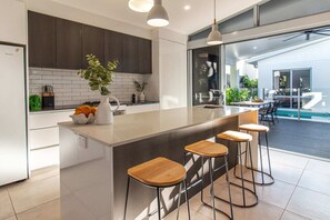 Fridge, microwave, oven, stovetop - Luxurious City Sanctuary with Private Pool – Perfect for Family Getaways in Cairns (Parramatta Park)