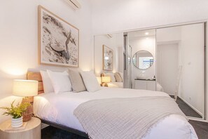 4 bedrooms, desk, iron/ironing board, travel crib - Luxurious City Sanctuary with Private Pool – Perfect for Family Getaways in Cairns (Parramatta Park)