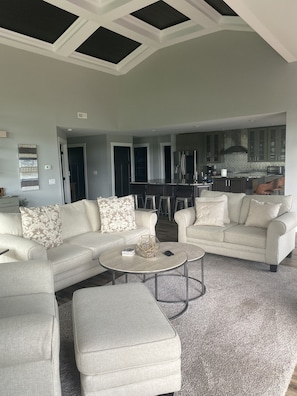 Smart-TV, Kamin, Tischtennisplatte, Stereoanlage