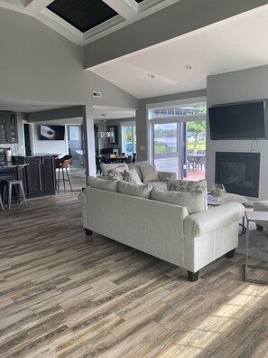 Smart TV, fireplace, ping pong, stereo